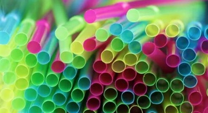 【IFCE每周全球环境新闻】为解决污染问题，英国禁止使用塑料吸管、搅拌器和棉签